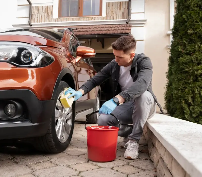 Lavage auto à domicile Liffré : professionnel intervenant sur un véhicule